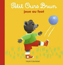 PETIT OURS BRUN JOUE AU FOOT (ALBUM)